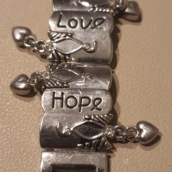 Vintage Chico's CH-810B Silver Love, Hope & Faith Heart Charm Women's Watch - Picture 3 of 6